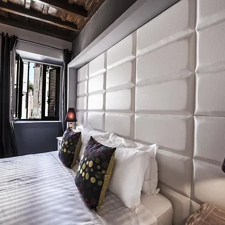 Town House Spagna- Luxury Rooms With Jacuzzi Bath 4*