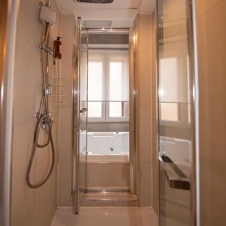 Guest house Town House Spagna- Luxury Rooms With Jacuzzi Bath *