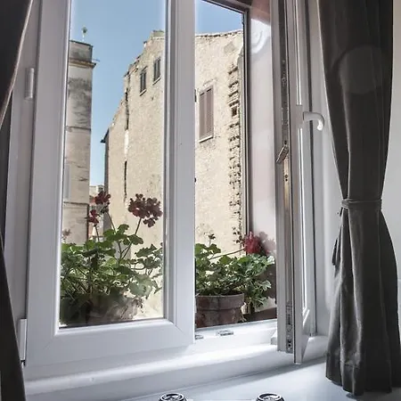 Guest house Town House Spagna- Luxury Rooms With Jacuzzi Bath *